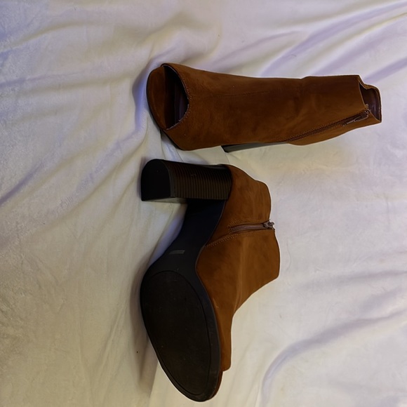 Open toe bootie with heel zips up on side - Picture 4 of 4